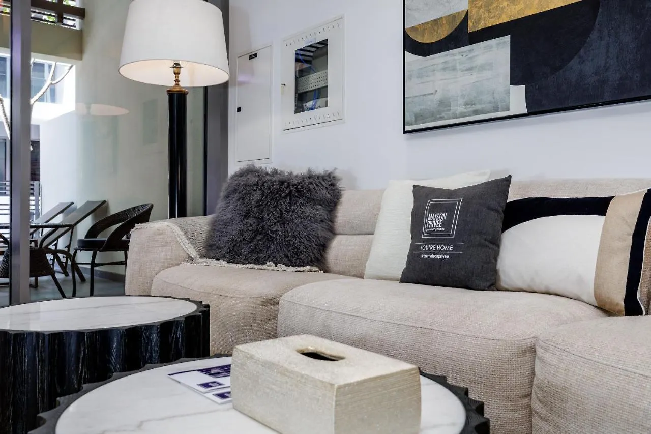Maison Privee - Exquisite Duplex With Private Patio & Loft Living 0*, Dubai